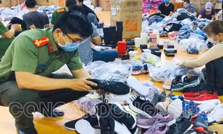 Công an đang phân loại hàng chục nghìn sản phẩm trong kho hàng lậu. Ảnh: Công an Đồng Nai
