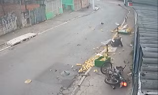 Phóng nhanh trên đường hẹp, thanh niên giao bánh mỳ bị húc văng lên hè phố