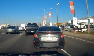 Honda Civic tạt đầu rồi phanh gấp, xe sau 'ăn đủ'