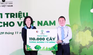Bà Bùi Thị Hương – Giám đốc Điều hành Nhân sự, Hành chính & Đối ngoại Vinamilk trao bảng tượng trưng tặng 110.000 cây xanh của Quỹ 1 triệu cây xanh cho Việt Nam cho đại diện tỉnh Bình Định.