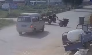 Ôtô đâm gãy đôi máy cày rồi lao xuống ruộng