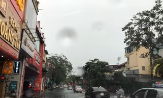 Mưa sầm sập, nhiều tuyến phố Hà Nội ngập sâu