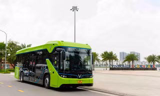 Cận cảnh xe buýt điện VinBus lăn bánh tại Hà Nội