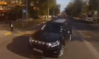 Tránh va chạm, xe rác đâm thẳng vào SUV đi ngược chiều