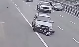 Sau va chạm, môtô bị kéo lê trên cao tốc