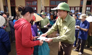 Báo Xây dựng chung tay hỗ trợ đồng bào miền Trung bị thiệt hại do mưa lũ