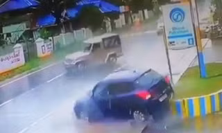 Ôtô mất lái tông nhau trên đường trơn trượt