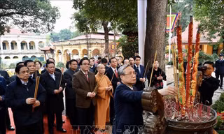 Thường trực Ban Bí thư Trần Quốc Vượng dâng hương tại Hoàng Thành Thăng Long