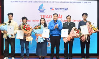 Trao giải báo chí Chia sẻ cùng thầy cô 2024 