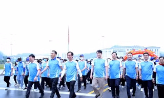 Khởi động những bước chân vì cộng đồng xây nhà văn hóa tặng đồng bào La Ha