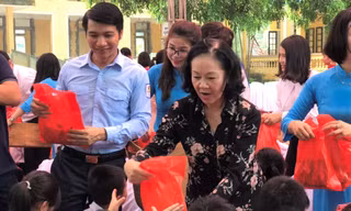 Bà Trương Thị Mai và anh Nguyễn Ngọc Lương tặng quà thiếu nhi trong chương trình "Trung thu cho em". Ảnh: Thanh Nga