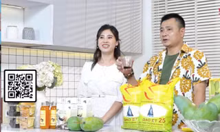 'Táo thoát nước' Tự Long livestream bán xoài, hát một câu khách đặt 10 thùng