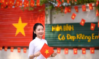 Hòa bình đẹp lắm 'phủ đỏ' muôn triệu trái tim