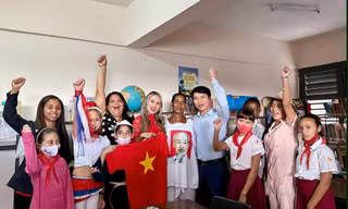 Bí thư thường trực T.Ư Đoàn Nguyễn Ngọc Lương thăm trường Tiểu học Nguyễn Văn Trỗi ở Cuba