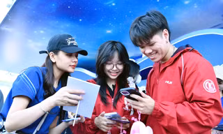 Gen Z nhộn nhịp quét mã nhanh rinh quà, nhập hội chi tiêu điệu nghệ, thanh toán chất