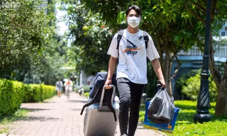 Sinh viên nhà trường đã nhanh chóng thu dọn tư trang cá nhân theo chỉ dẫn trước 12h ngày 13/5