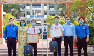 Anh Trần Bảo Lâm - Phó Bí thư Tỉnh Đoàn, Chủ tịch Hội đồng Đội tỉnh Bình Dương biểu dương trao khen thưởng cho hai tác giả bên cạnh sáng chế thiết bị "3 trong 1". Ảnh: TĐBD