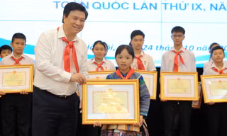 63 đại biểu Đại hội Cháu ngoan Bác Hồ nhận bằng khen của Bộ Giáo dục và Đào tạo