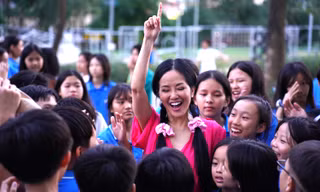 Học sinh trường Hy Vọng cùng diva Hồng Nhung hòa giọng 'Đưa cơm cho mẹ đi cày'