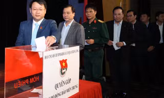 Liên hoan ca khúc cách mạng ủng hộ đồng bào lũ lụt miền Trung
