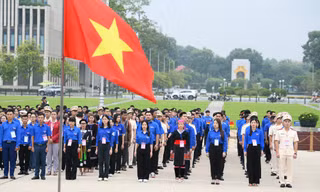 420 đại biểu Đại hội Thanh niên tiên tiến làm theo lời Bác báo công, viếng Lăng Chủ tịch Hồ Chí Minh