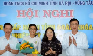 Phó Bí thư Thường trực Tỉnh ủy Bà Rịa – Vũng Tàu Nguyễn Thị Yến tặng hoa chúc mừng chị Hồ Thị Ánh Tuyết làm Bí thư Tỉnh Đoàn