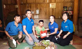 Áo xanh vào bếp soạn 'bữa cơm yêu thương'