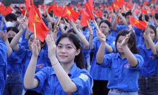 Tuổi trẻ Thái Nguyên đồng diễn dân vũ, tạo hình bản đồ Việt Nam và cờ Tổ quốc