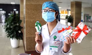 Dân công sở tiếp sức tuyến đầu 'chiến thắng COVID'