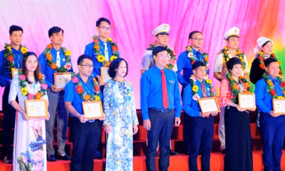 Toàn cảnh lễ tuyên dương các điển hình tiên tiến trong học tập và làm theo lời Bác