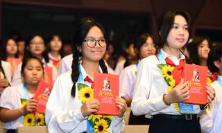 'Ai yêu Bác Hồ Chí Minh hơn thiếu niên nhi đồng'