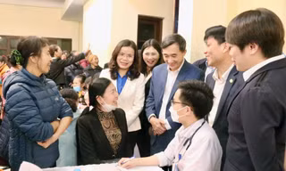 Thầy thuốc trẻ khám, tư vấn sức khỏe người dân dịp Tết 