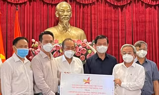 Hội Doanh nhân trẻ trao biển hỗ trợ bình oxy, túi quà an sinh, túi thuốc an sinh
