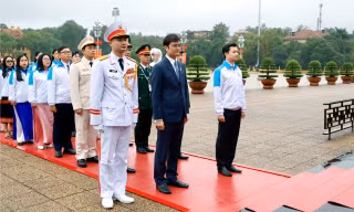 Đại biểu dự Đại hội toàn quốc Hội Sinh viên Việt Nam báo công dâng Bác