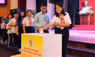 Đại biểu Đại hội Cháu ngoan Bác Hồ toàn quốc san sẻ yêu thương vì miền Trung