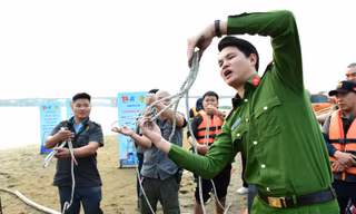 Cảnh sát 'bật mí' kỹ năng thoát hiểm và cứu hộ cứu nạn đường bộ, đường thủy