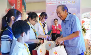 Trao xuân yêu thương cho 3.000 em nhỏ khó khăn