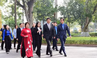 Bí thư thứ nhất T.Ư Đoàn Việt Nam và Trung Quốc viếng Chủ tịch Hồ Chí Minh, thăm nhà sàn, ao cá Bác Hồ