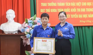 Tặng bằng khen học sinh đoạt huy chương Bạc Olympic Vật lý quốc tế và thủ khoa khối B00 toàn quốc