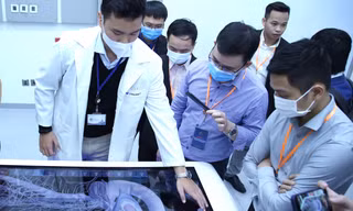 Trí thức trẻ trải nghiệm ở phòng công nghệ y sinh Đại học VinUni