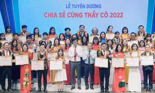 Tôn vinh những giáo viên tiêu biểu trong sự nghiệp trồng người