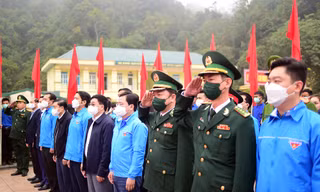 Lễ chào cờ 'Tôi yêu Tổ quốc tôi' bên cột mốc biên giới Việt - Lào
