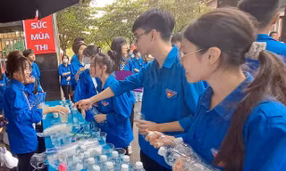 'Áo xanh' tiếp sức thí sinh thi tuyển sinh lớp 10