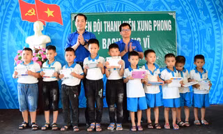 Trung ương Đoàn thăm, tặng quà thanh niên xung phong, thiếu nhi đảo tiền tiêu Bạch Long Vĩ