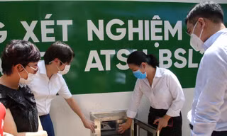 Đưa container xét nghiệm lưu động 'made in Việt Nam' vào điểm nóng chống dịch