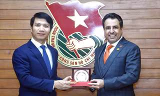 Anh Nguyễn Ngọc Lương tặng quà lưu niệm tới Đại sứ UAE. Ảnh: Xuân Tùng