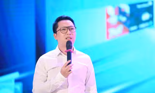 Hàng nghìn sinh viên nghe ‘sếp lớn’ ngân hàng nói bài học nhớ đời ngày đầu tiên đi làm 
