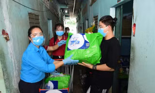 'Triệu bữa cơm' trao tặng hàng trăm nghìn suất thực phẩm vùng dịch
