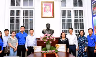 Trung ương Hội LHTN Việt Nam đón nhận tượng chân dung Đại tướng Nguyễn Chí Thanh 