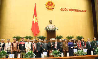 Chủ tịch Quốc hội Nguyễn Thị Kim Ngân tặng quà các đại biểu tại buổi gặp mặt. Ảnh: Minh Thu